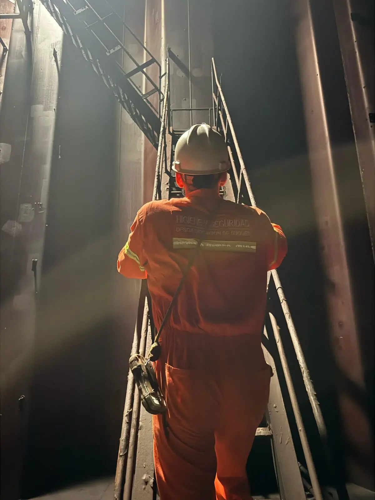 Higiene y seguridad a bordo: técnico de SIPMAR en buque